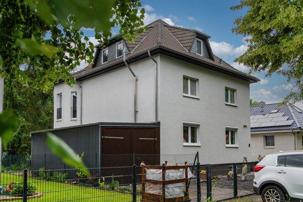 Straßenansicht mit Garage