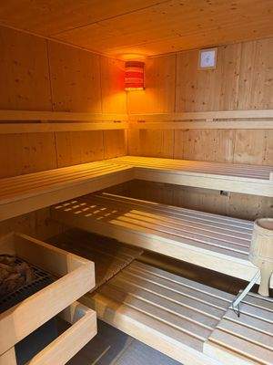 Holzsauna mit Eckbank