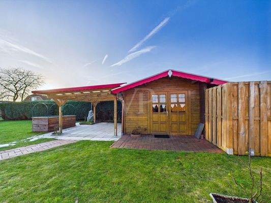 Blockhütte mit Unterstand