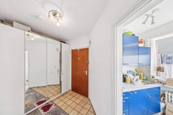 Flur mit Blick in die Küche 