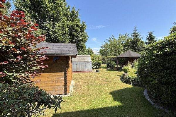 Garten mit Pavillion und Gewächshaus