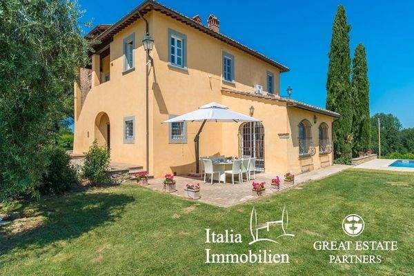 Schöne helle Villa in herrlicher Lage mit Türmchen, Pool, Weinberg und Olivenhain