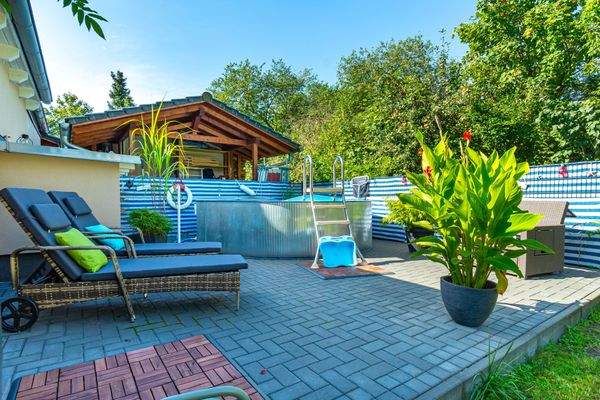 Gepflasterte Poolanlage mit Liegeplätzen