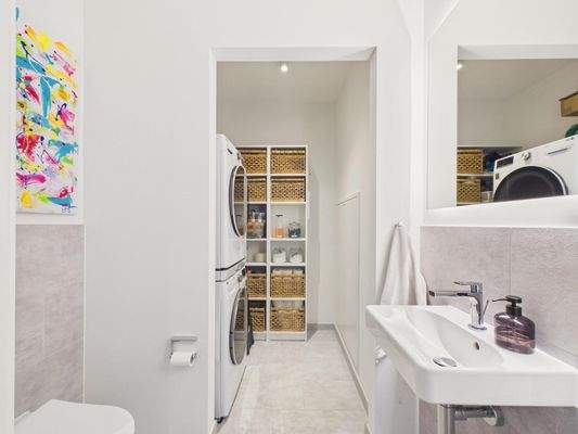 Zusätzliches Gäste-WC mit praktischem Hauswirtschaftsbereich