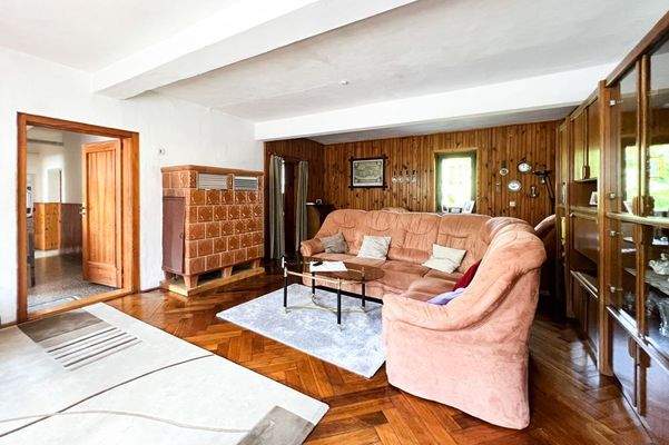 Großes Wohnzimmer mit Holztäfelung