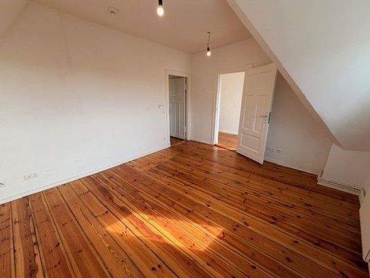 Leerer Raum mit Holzboden