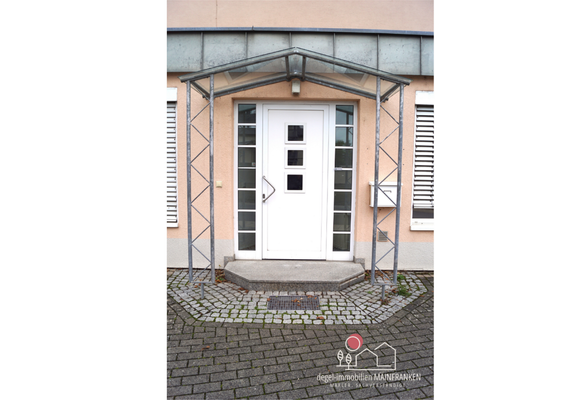 Überdachter Eingangsbereich zum Gewerbeteil