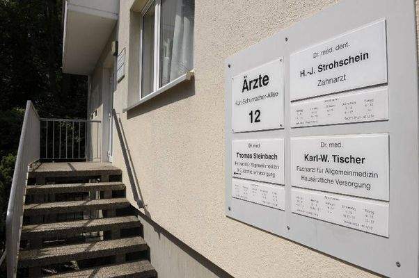 Kurt-Schumacher-Allee 12 Ärztetafel
