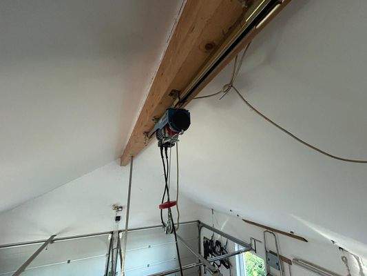 Kran in der Doppelgarage