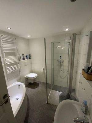 Mit Wanne und Dusche