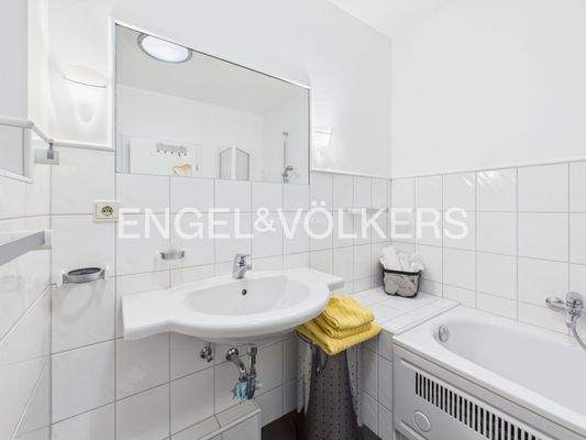 Badezimmer mit Badewanne, Bidet und Toilette