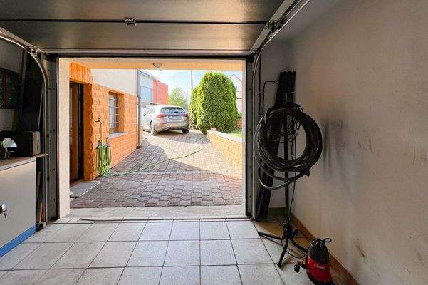Garage mit Stellplatz in der Einfahrt