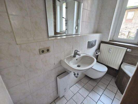 Badezimmer mit Fenster.jpg