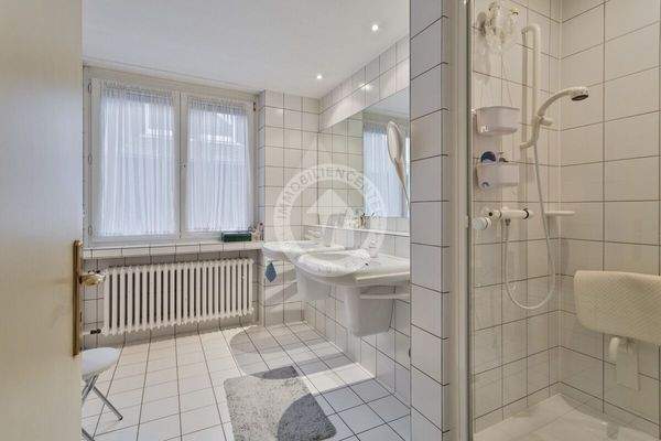 Das Badezimmer im Obergeschoss…