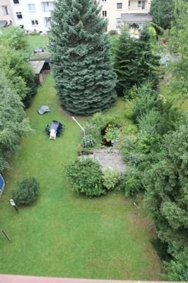 Blick in den Garten mit Teichanlage