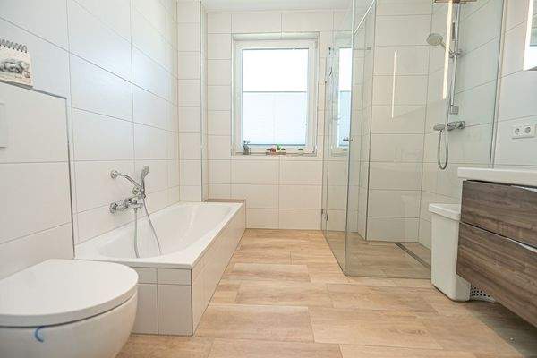 Das Bad besticht durch seine ruhige Wellness-Atmosphäre