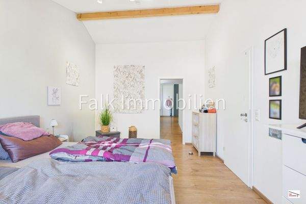 Schlafzimmer mit angeschlossenem Arbeits-/Ankleidezimmer