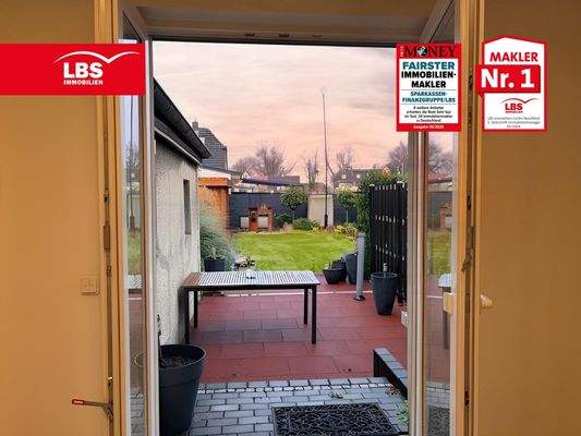 Blick aus dem Wohnzimmer zum Garten