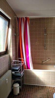 Badezimmer mit Fenster
