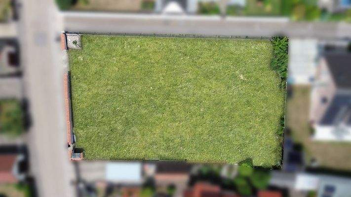 Montagebild: Aktuell befindet sich noch ein Bestandsgebäude auf dem Grundstück.