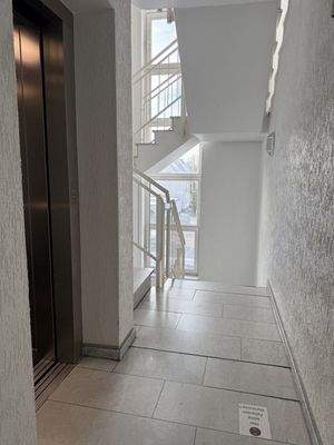 Treppenabgang mit Aufzug