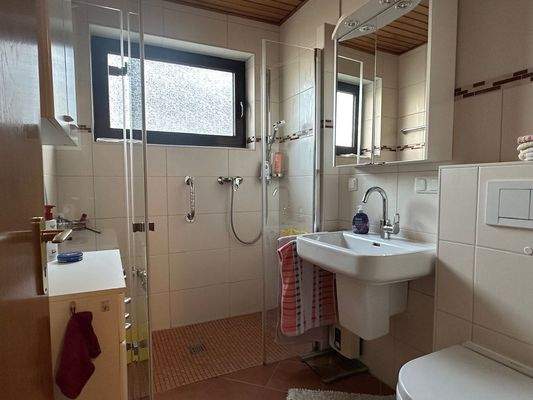 Modernes Bad mit bodengleicher Dusche