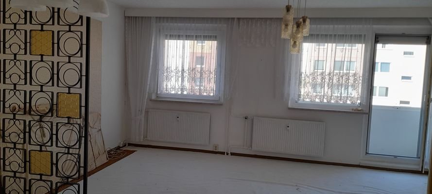 Wohnzimmer mit Zugang zum Balkon