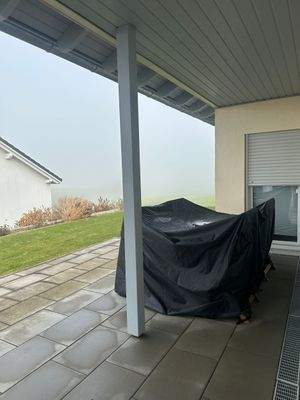 Überdachte Terrasse mit Ausblick
