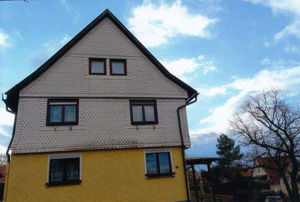 Giebelansicht mit Vorgarten