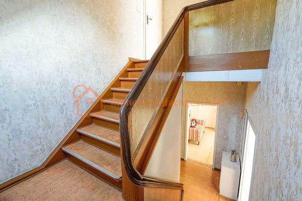 Treppenhaus mit Holzwänden