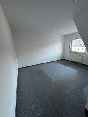 Leeres Zimmer mit Fenster