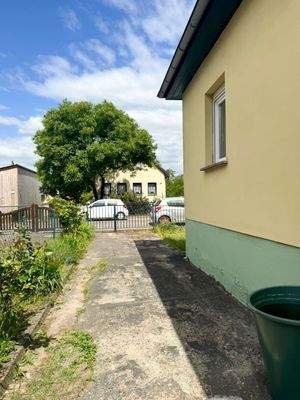 Blick auf den Grundstückseinga