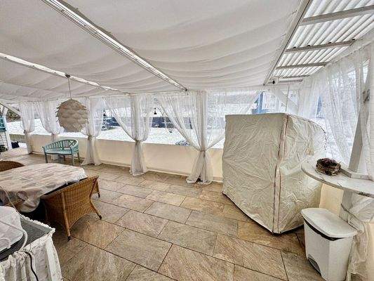 überdachte Terrasse