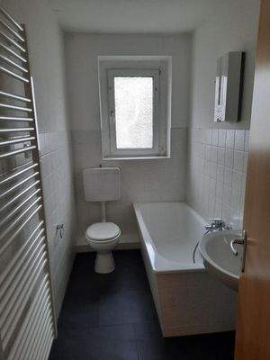 Tageslichtbad mit Wanne