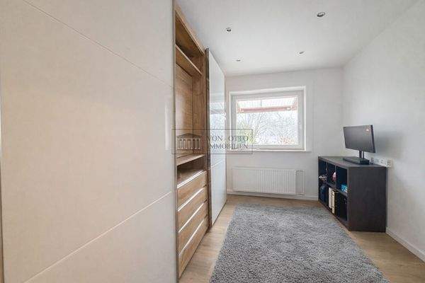 großzügiges Ankleidezimmer