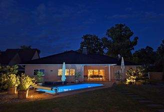 Hausansicht_Gartenseite_Abendstimmung.jpeg
