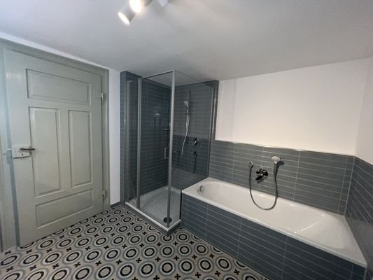 Bad mit Badewanne 