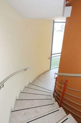 Treppenhaus und Aufzug