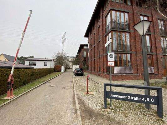 Hintere Zufahrt zur Wohnanlage