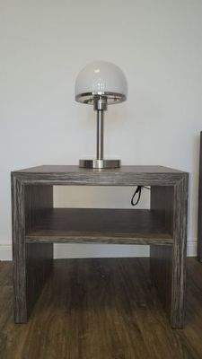 Nachttisch mit Leuchte