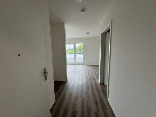 Moderner Flur mit Holzboden