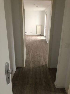 Blick in den Eingangsbereich, Laminatboden, weiße Wände.jpg