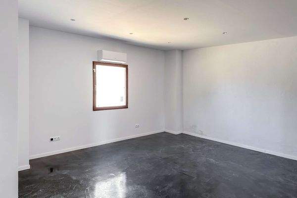 Büroraum mit einem eigenen WC