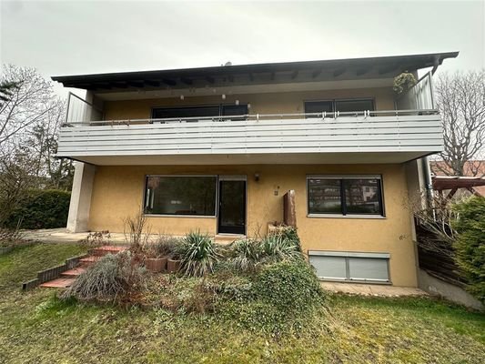 Hausansicht und Balkon