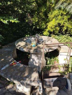 massive Stein-Sitzgruppe im Garten