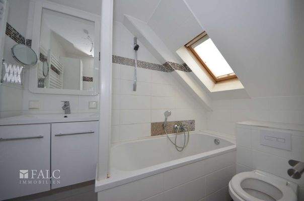 1 OG links Badezimmer