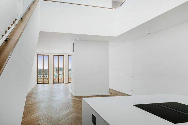 Wohnzimmer mit Zugang zur Galerie