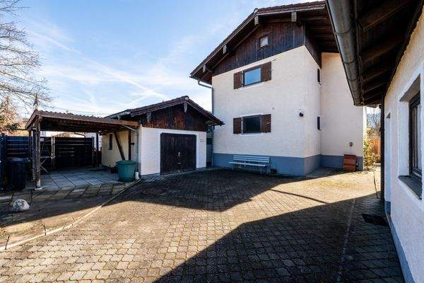 Großzügige Zufahrt mit Carport, Einzel- und Doppel-Garage