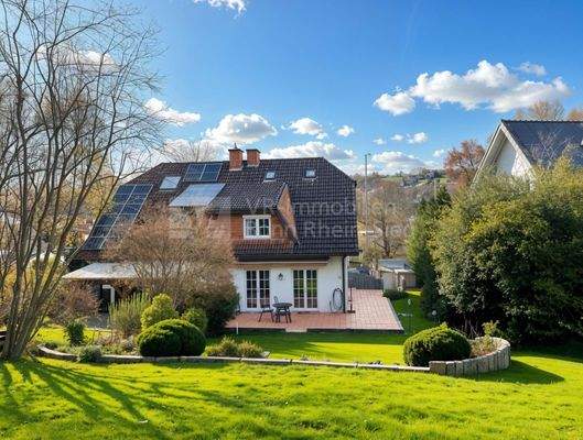 Rückansicht vom Garten aus - (KI bearbeitet)