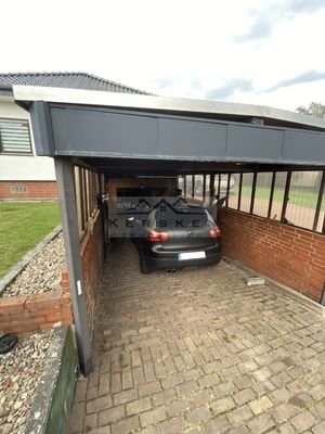 Tiefgarage mit davor liegenden Carport